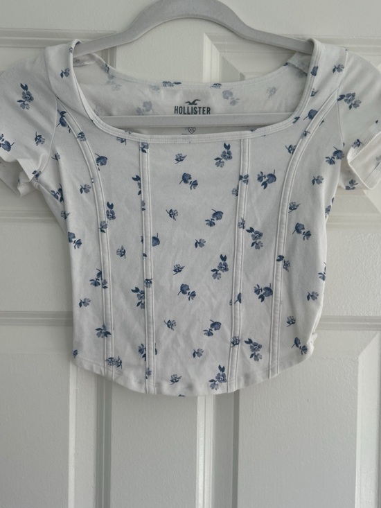 Hollister Tops - Hollister White Cropped Scoop Top with Blue Floral Print